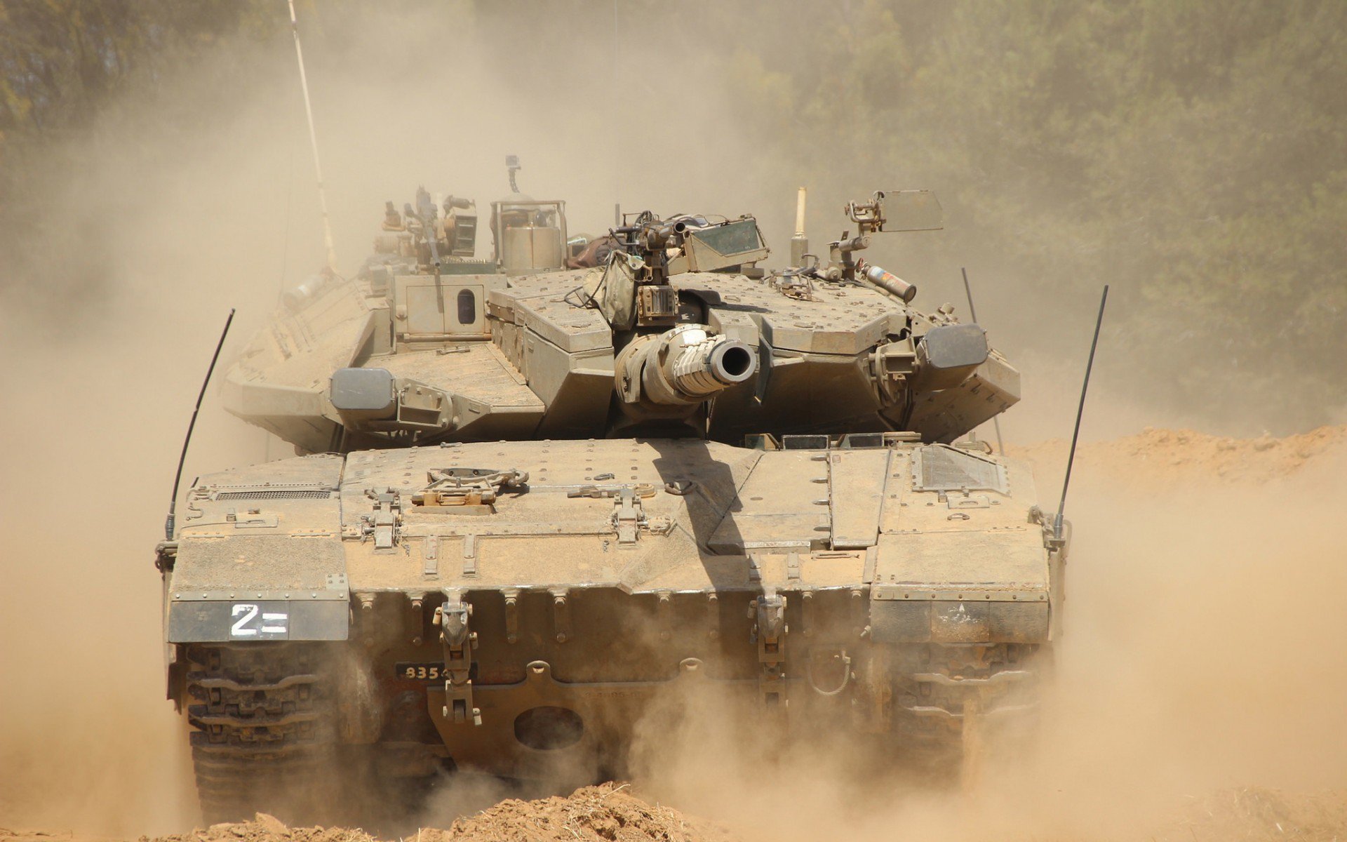 赛道旁的对决，当F1引擎轰鸣唤醒孟菲斯巨星之夜