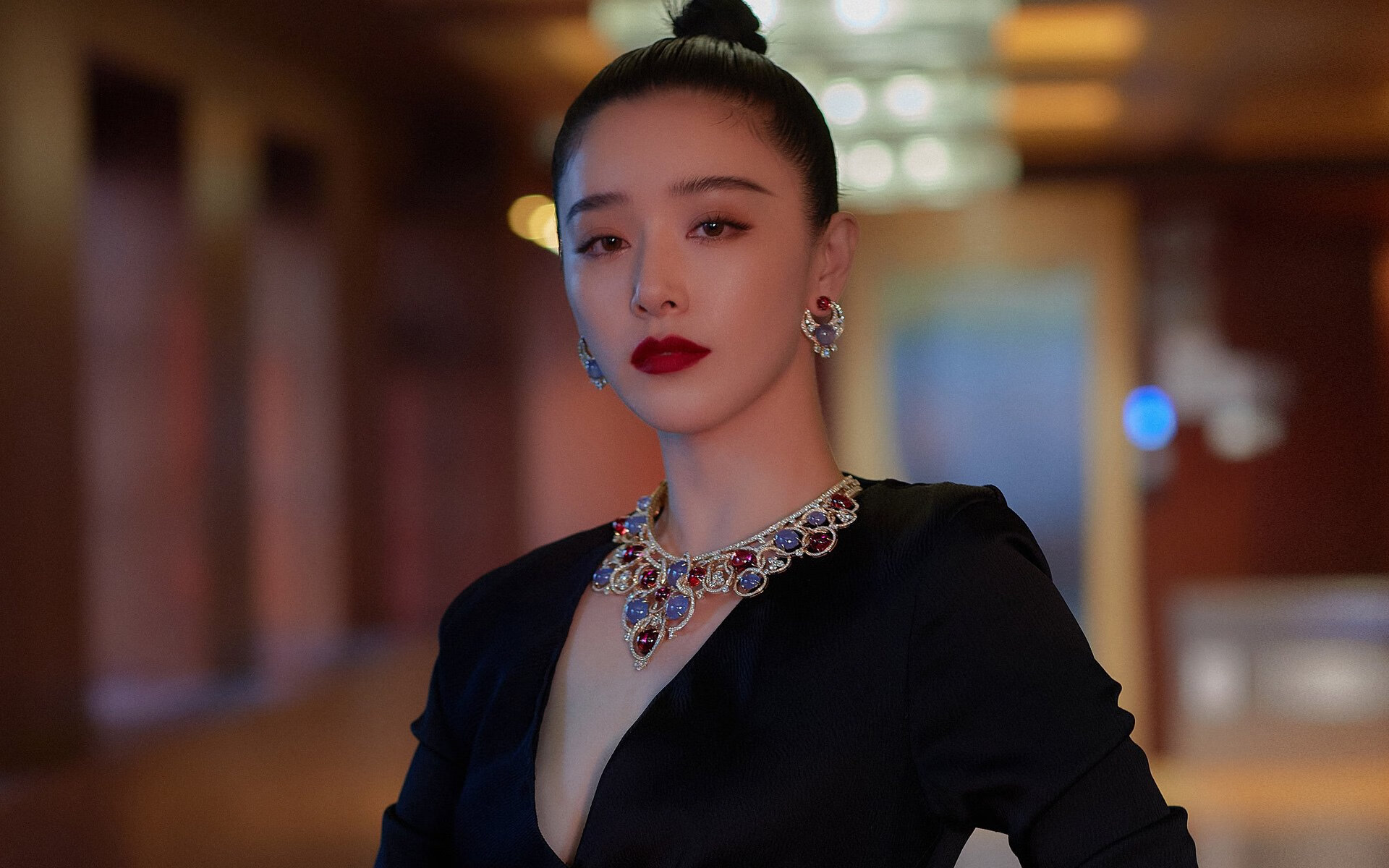 这需要构建一个独特的叙事视角。我将为你构思一个关于棋子与棋手，关于身份、忠诚与个人英雄主义的足球寓言